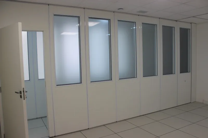 Parede divisória de vidro